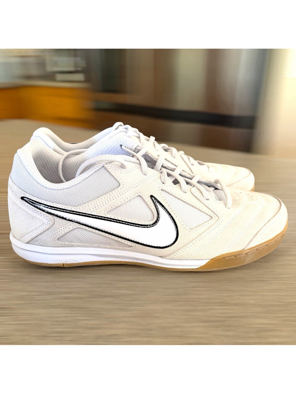 Nike Gato Low Top Lace-Up Sneakers White/Gum Rubber Sole Mens Athletic size 10.5